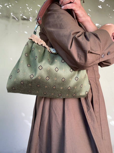 Borsa media in tessuto verde militare cravatta