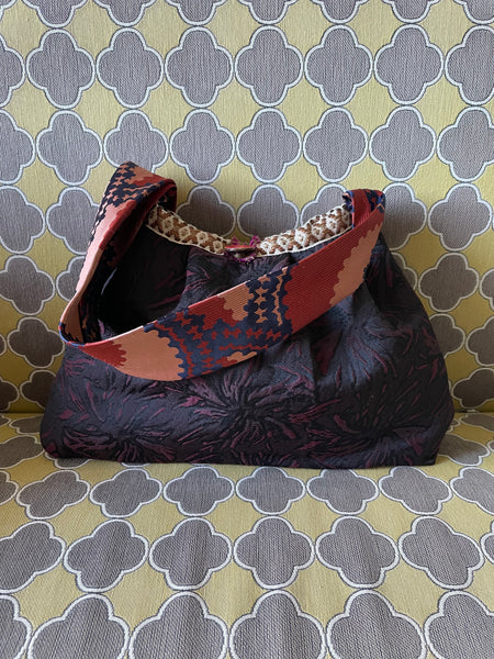Borsa grande in tessuto bordeaux e nero con manico cravatta