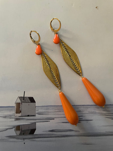 Orecchini affusolati con goccia e smalto