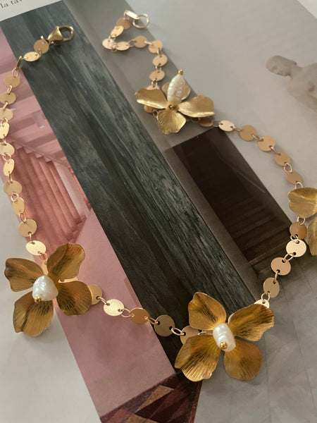 Collana girocollo fiori e perle di fiume