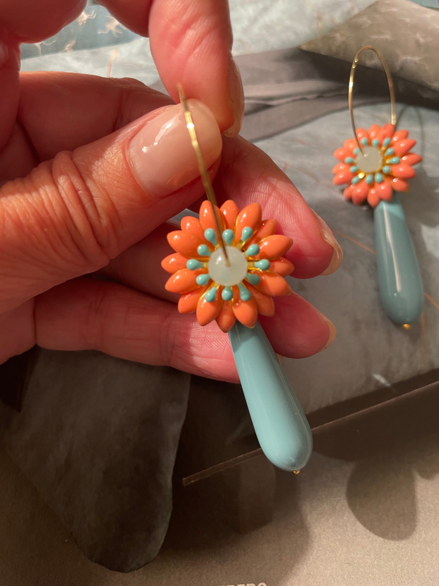 Orecchini fiore tridimensionale color salmone con goccia celeste