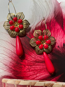 Orecchini fiore tridimensionale rosso e goccia