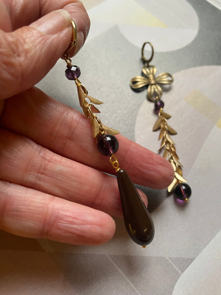 Gemelli diversi marroni con fiocco e foglioline