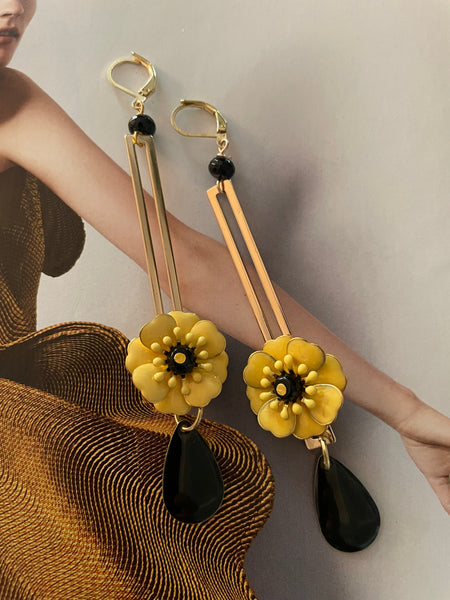 Orecchini rettangolo vuoto, fiore giallo e smalto