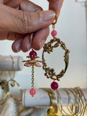 Gemelli diversi cornice dorata e pietre fuxia