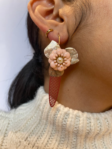 Orecchini ali lunghe rosse e fiori rosa