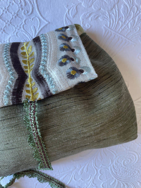 Pochette verde salvia con patella ricamata