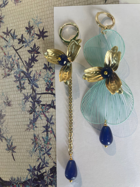 Gemelli diversi ali e fiori blu e azzurro