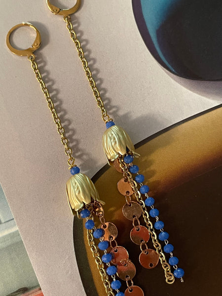 Orecchini lunghi con rosarietti bluette e germogli