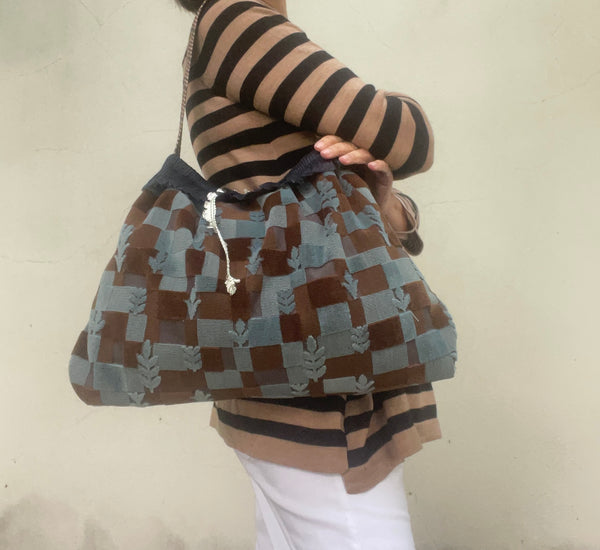 Borsa grande in velluto a quadrotti e foglie