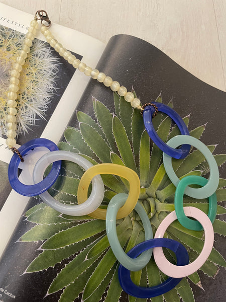 Collana di resina ad anelli grandi colorati