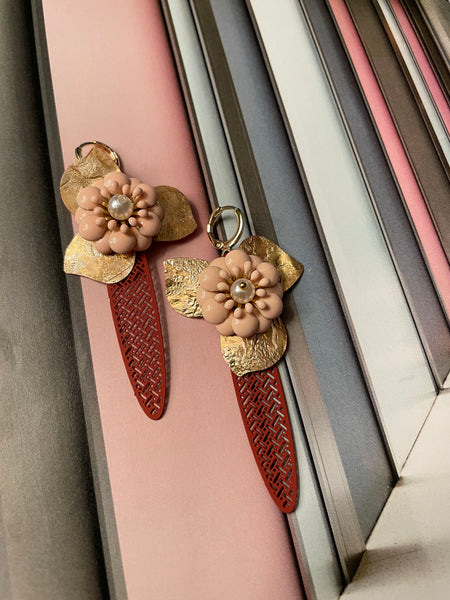 Orecchini ali lunghe rosse e fiori rosa