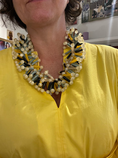 Collana con bacchette di resina colorate