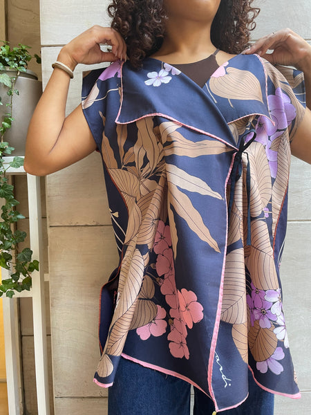 Top foulard incrociato sui toni del blu, fiorato