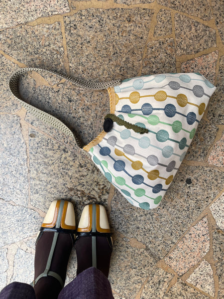 Borsa media in tessuto a bolli colorati