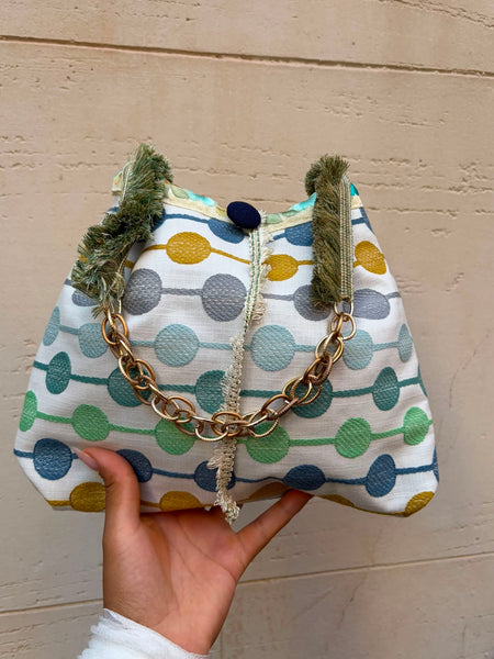 Borsa media in tessuto a sfondo bianco e bolli colorati e ricamati