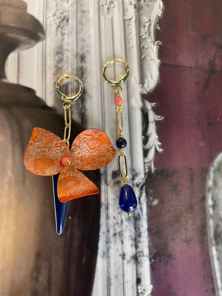 Gemelli diversi fiore piccolo in paillette arancio e triangolo blu