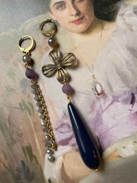 Gemelli diversi grigio viola e blu con fiocco