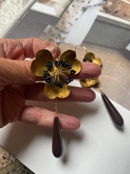 Orecchini con trifoglio di ottone martellato, fiore in conteria e goccia in resina