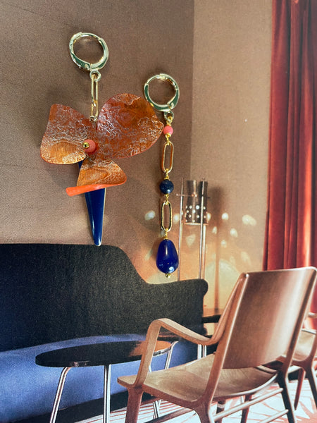 Gemelli diversi fiore piccolo in paillette arancio e triangolo blu