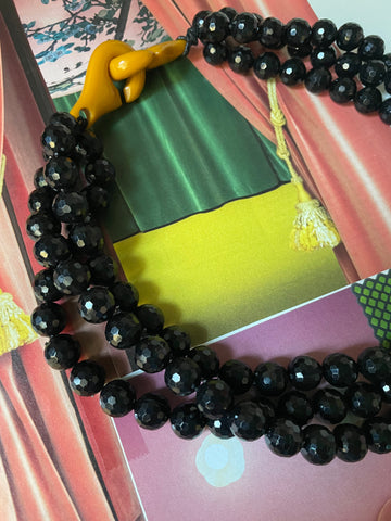 Collana Canapa in resina nera e fermaglio giallo