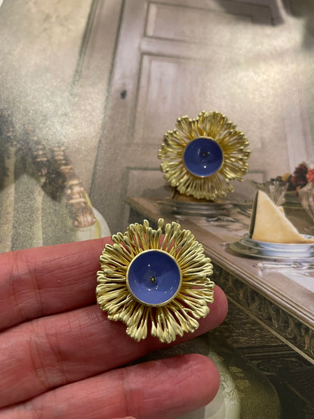 Orecchini a lobo crisantemo e smalto pervinca