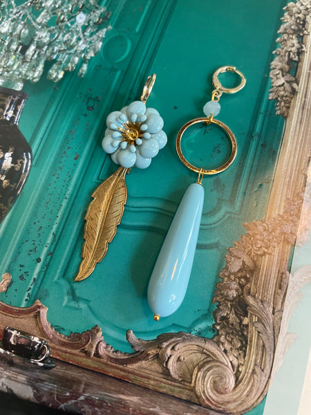Gemelli diversi turchesi con fiore e foglia