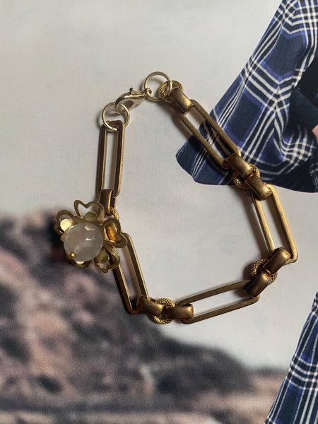 Bracciale a maglia rettangolare e fiore