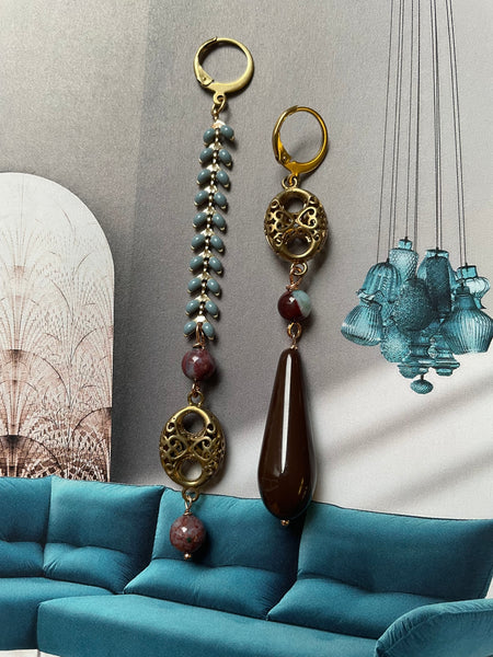 Gemelli diversi grigio e marrone con spina di pesce