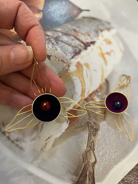 Gemelli diversi fiore etereo e smalto concavo