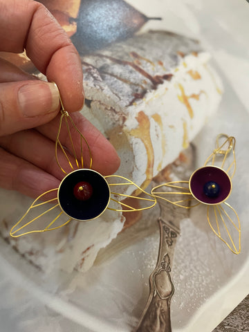 Gemelli diversi fiore etereo e smalto concavo