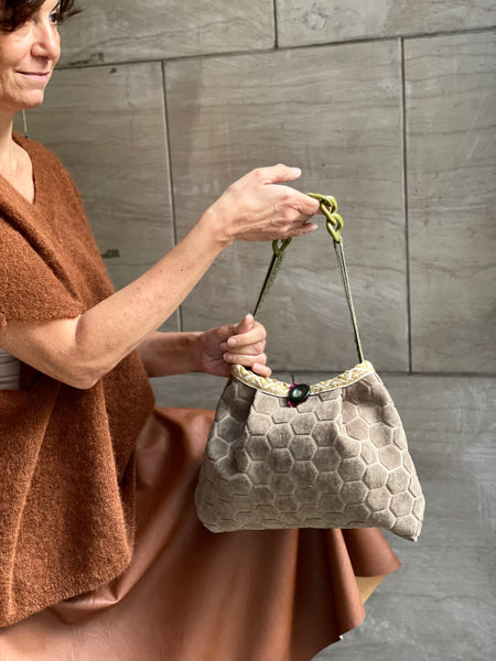 Borsa media in velluto geometrico grigio tortora