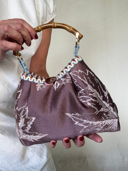 Borsa piccola in tessuto malva ricamato e manico avio (Copia)