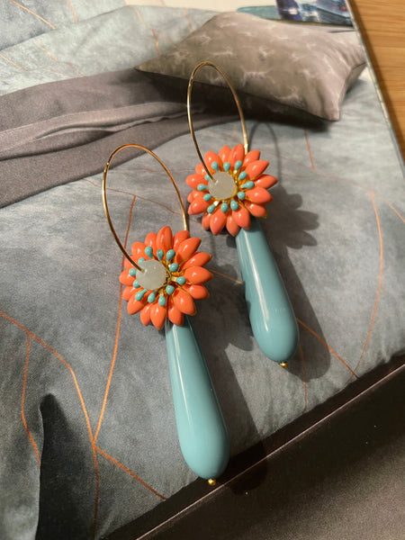 Orecchini fiore tridimensionale color salmone con goccia celeste