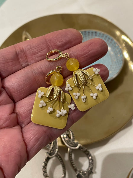 Orecchini smalto quadrato, germoglio e fiorellini