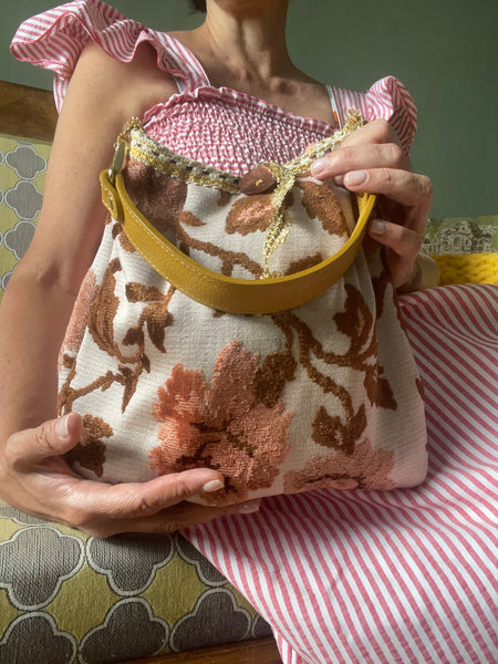 Borsa media con fiori marrone e rosa