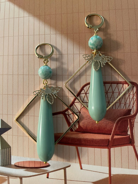 Orecchini goccia salvia con ape in filigrana