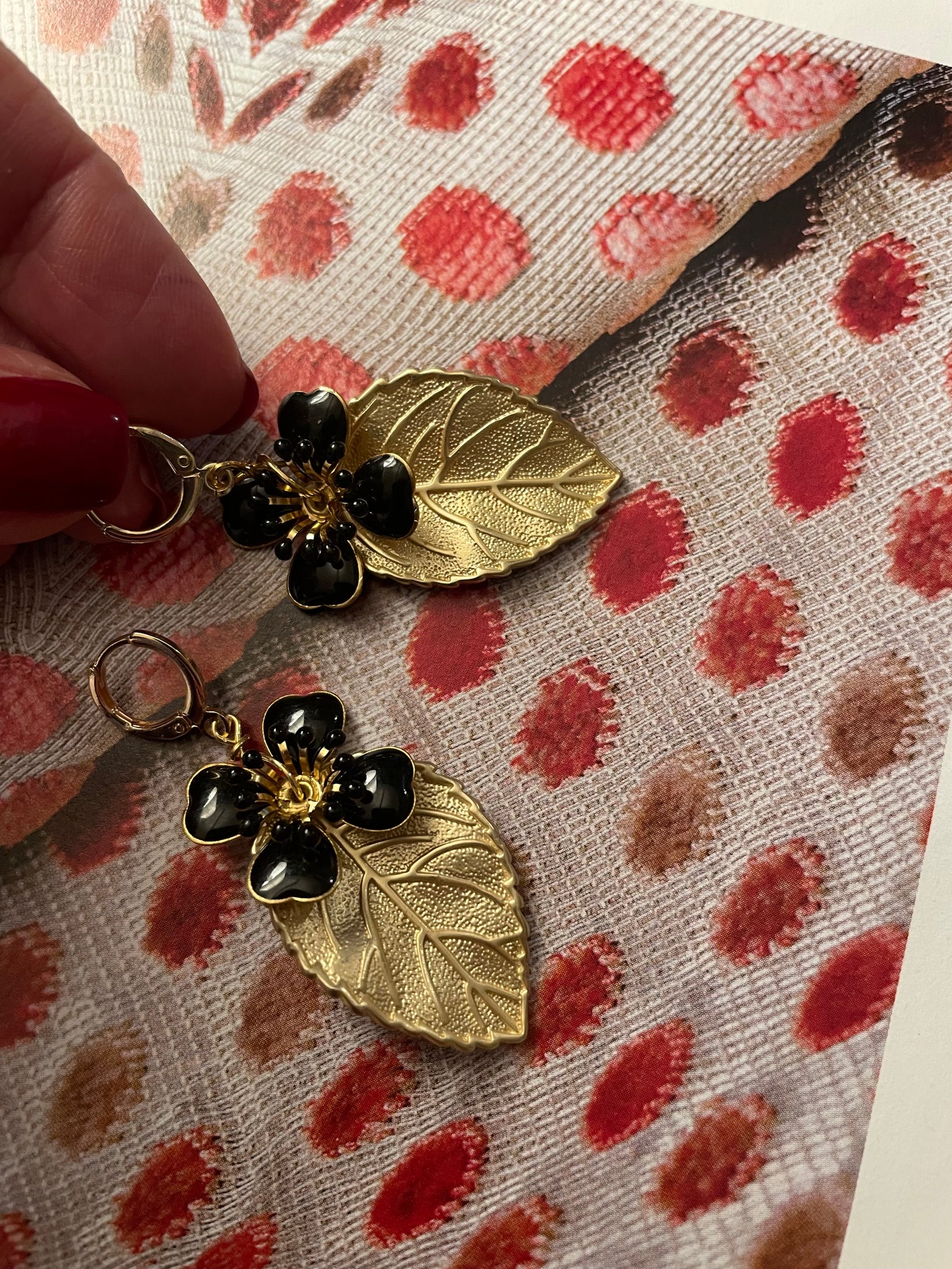 Orecchini foglia oro e fiore nero