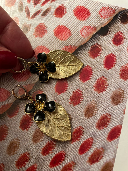 Orecchini foglia oro e fiore nero
