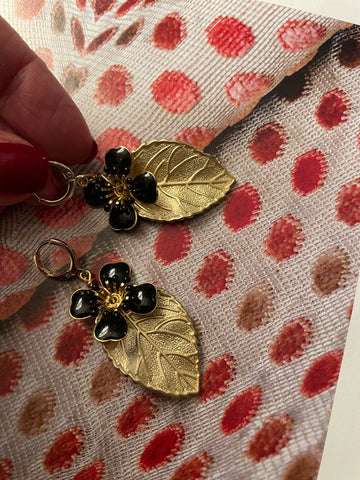 Orecchini foglia oro e fiore nero