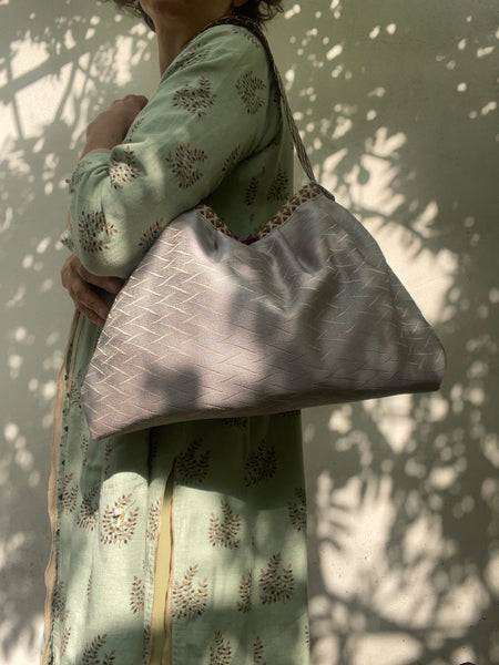 Borsa grande in tessuto grigio argento