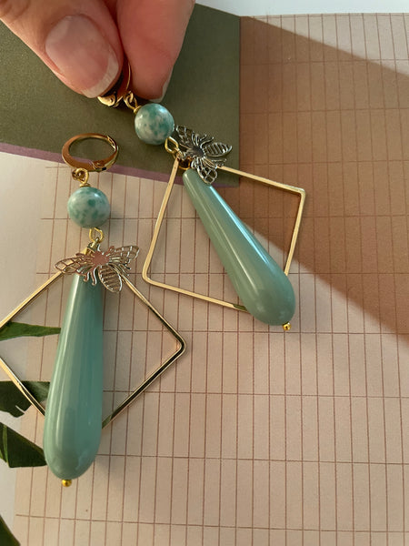 Orecchini goccia salvia con ape in filigrana