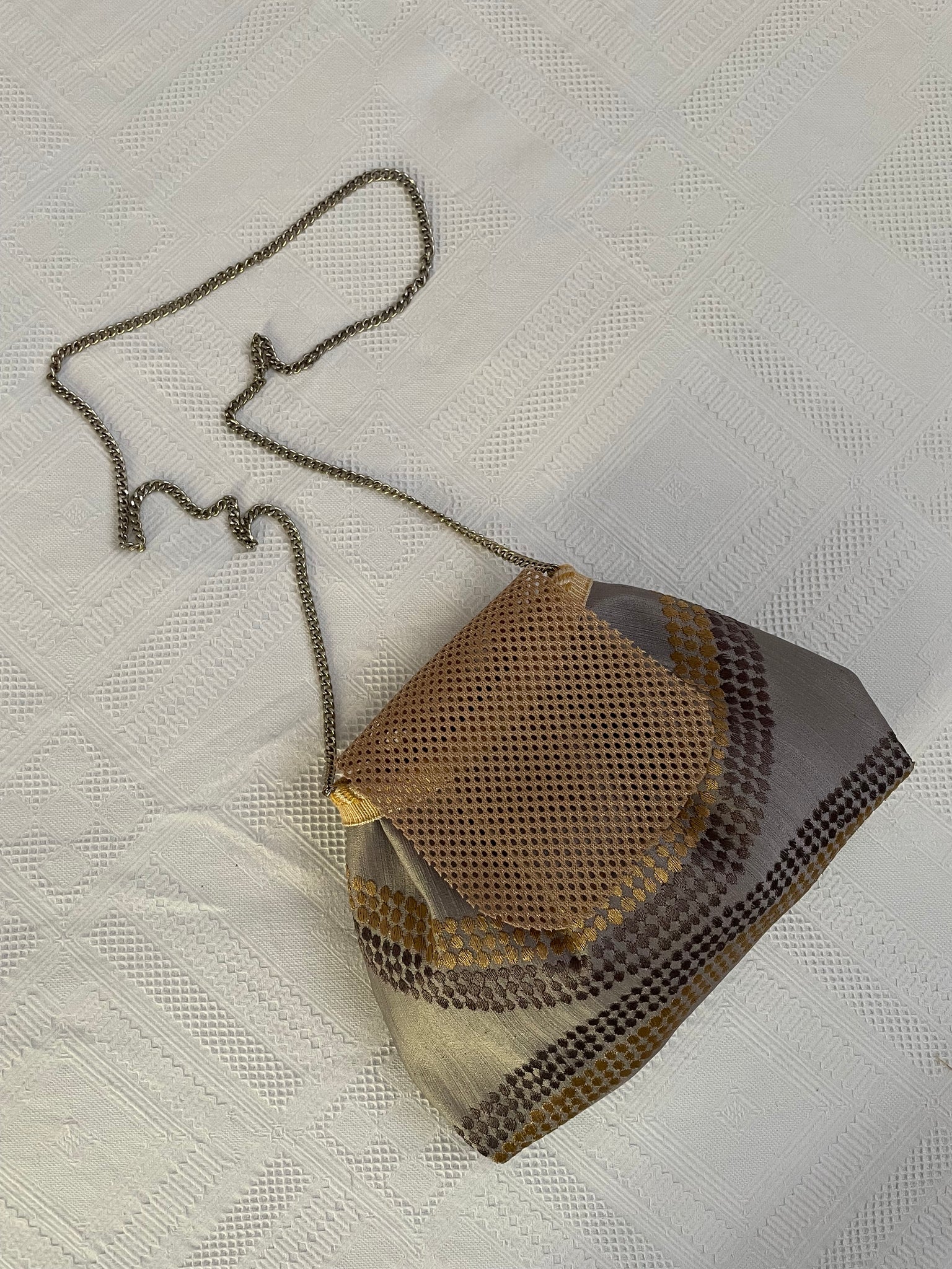 Borsa piccola in tessuto tortora con patella