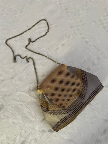 Borsa piccola in tessuto tortora con patella