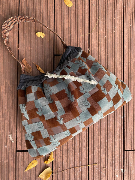 Borsa grande in velluto a quadrotti e foglie