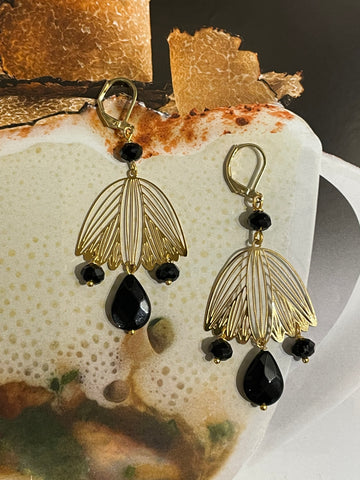 Orecchini ventaglio e pietre in opale nero