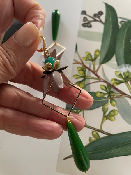 Orecchini con fiori, goccia e motivo geometrico