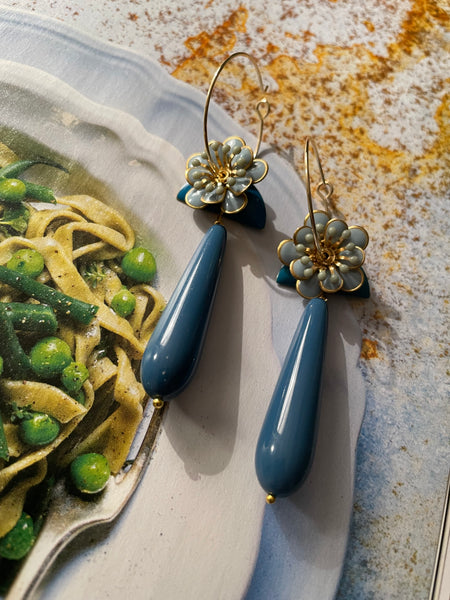 Orecchini goccia, smalto mezzaluna e fiore smaltato
