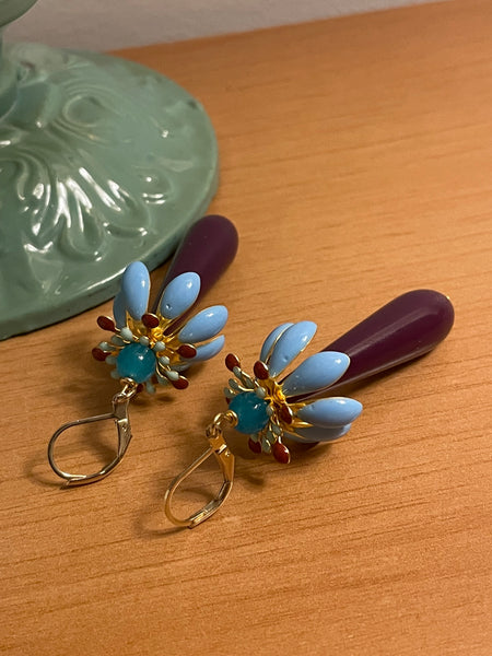 Orecchini goccia viola e fiore azzurro tridimensionale