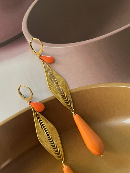 Orecchini affusolati con goccia e smalto